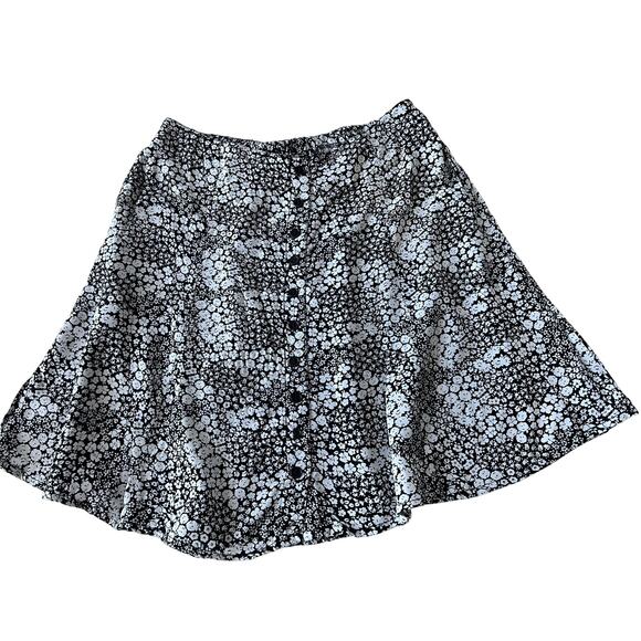 Francesca's Japna Skirt size Medium black white floral faux button flare aline - Picture 1 of 7